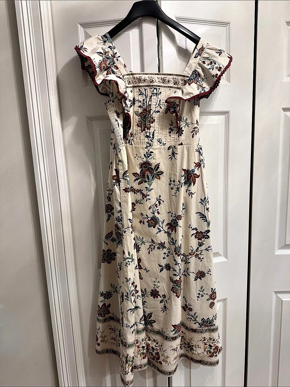 TuckerNuck Floral Maxi Dress in Cream & Blue Size Medium Like New